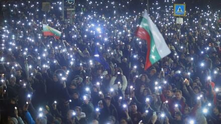 Menschen gingen mit Flaggen und Lichtern auf die Straße.