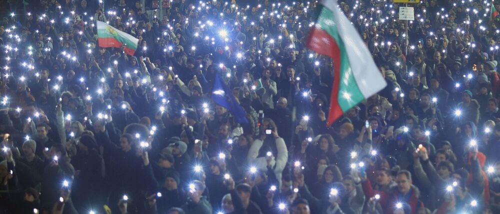 Menschen gingen mit Flaggen und Lichtern auf die Straße.