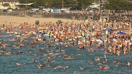 Surfer gedenken am Bondi Beach der Terroropfer. 