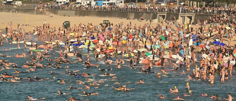 Surfer gedenken am Bondi Beach der Terroropfer. 
