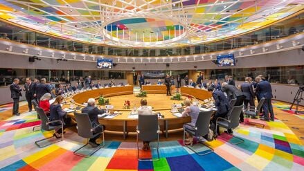 Am Ende steht ein Kompromiss: Bis tief in die Nacht wurde beim EU-Gipfel über die Finanzierung der Ukraine verhandelt.