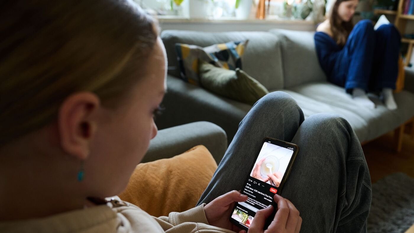 smartphone-zu-weihnachten-belangloses-in-serie-scrollen-kinder-sich-um-den-verstand