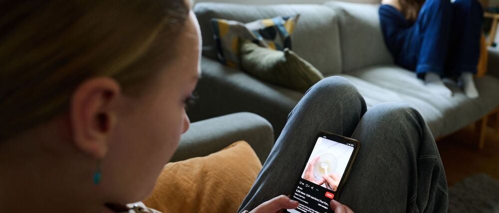 Einem an das Geblinker sozialer Medien gewöhnten Gehirn kann es schwerfallen, ausdauernd zu lesen. (Archivbild)