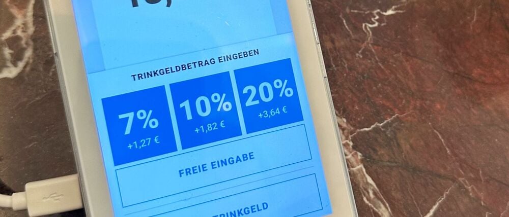 Vorgegebene Trinkgeld-Optionen bei der Kartenzahlung kommen bei vielen Menschen einer Umfrage zufolge nicht gut an. (Archivbild)