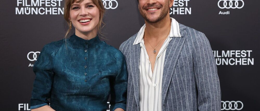 Auch für Alicia von Rittberg und Kostja Ullmann ist „Dinner for One“ eine Tradition. (Archivbild)