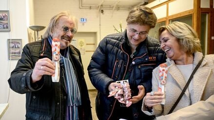 Musiker Frank Zander und sein Sohn Marcus sowie Petra Biernoth bei der Übergabe von gestifteten Zahnbürsten in der Notübernachtung der Berliner Kältehilfe der Caritas.