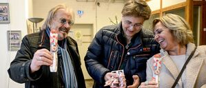 Musiker Frank Zander und sein Sohn Marcus sowie Petra Biernoth bei der Übergabe von gestifteten Zahnbürsten in der Notübernachtung der Berliner Kältehilfe der Caritas.