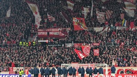 Mainzer Spieler lassen sich von der Fankurve für das 2:0 feiern