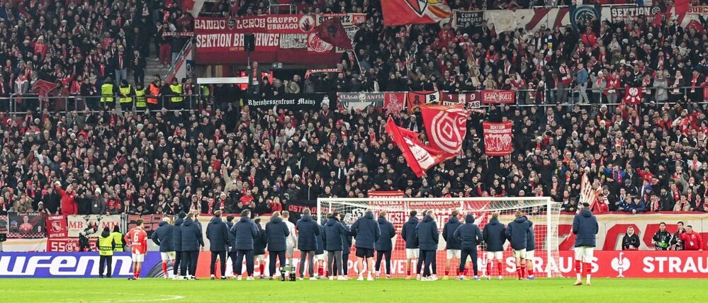 Mainzer Spieler lassen sich von der Fankurve für das 2:0 feiern