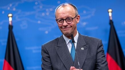 Bundeskanzler Friedrich Merz (CDU) spricht bei der Pressekonferenz nach dem EU-Gipfel.