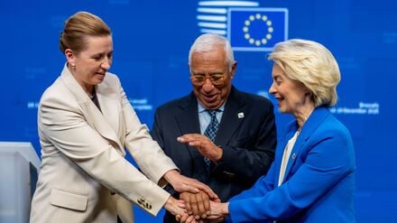 Feiern den Kompromiss: Dänemarks Regierungschefin Mette Frederiksen, EU-Ratspräsident António Costa und Kommissionschefin Ursula von der Leyen.