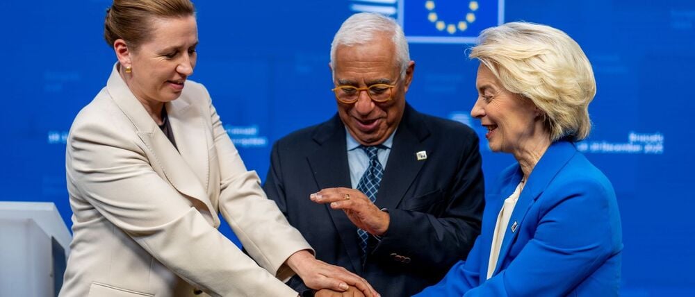 Feiern den Kompromiss: Dänemarks Regierungschefin Mette Frederiksen, EU-Ratspräsident António Costa und Kommissionschefin Ursula von der Leyen.