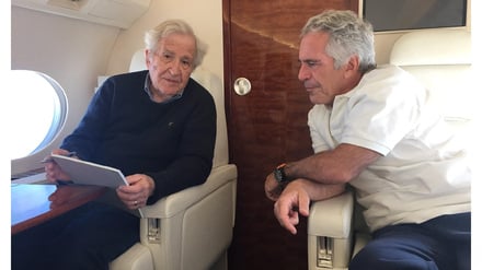 Dieses Bild zeigt Jeffrey Epstein (r) mit dem Philosophen Noam Chomsky.