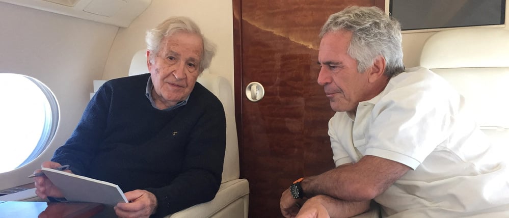 Dieses Bild zeigt Jeffrey Epstein (r) mit dem Philosophen Noam Chomsky.