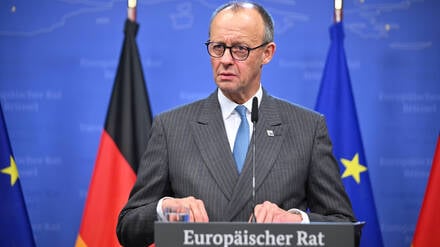 Fragender Blick, vielleicht gar griesgrämig? Bundeskanzler Friedrich Merz bei einer Pressekonferenz in Brüssel.
