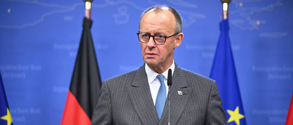 Fragender Blick, vielleicht gar griesgrämig? Bundeskanzler Friedrich Merz bei einer Pressekonferenz in Brüssel.