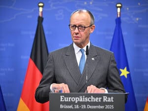 Fragender Blick, vielleicht gar griesgrämig? Bundeskanzler Friedrich Merz bei einer Pressekonferenz in Brüssel.