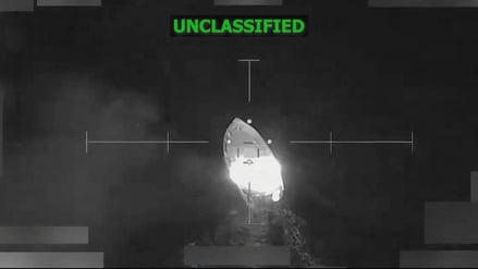 Dieses Bild soll den jüngsten US-Luftangriff auf ein Boot im Ostpazifik zeigen.