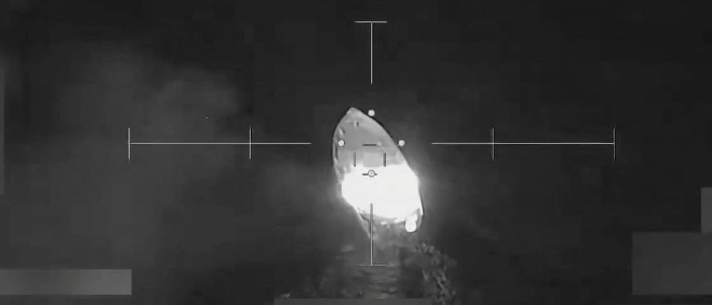 Dieses Bild soll den jüngsten US-Luftangriff auf ein Boot im Ostpazifik zeigen.