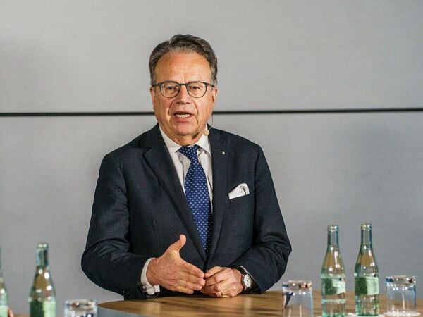 ARCHIV - 27.03.2024, Hessen, Frankfurt/Main: Frank-Jürgen Weise, ehemaliger Vorstandsvorsitzender der Bundesagentur für Arbeit, spricht vor Journalisten zum beigelegten Tarifkonflikt des Lufthansa-Bodenpersonals. (zu dpa: «Start der Rentenkommission - Reformkonzept bis Mitte 2026») Foto: Andreas Arnold/dpa +++ dpa-Bildfunk +++