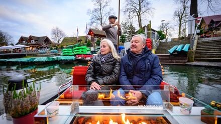 Sabine und Jürgen aus Sachsen unternehmen eine Kaminkahnfahrt im Spreewald mit dem Kahnfährmann Sebastian. 