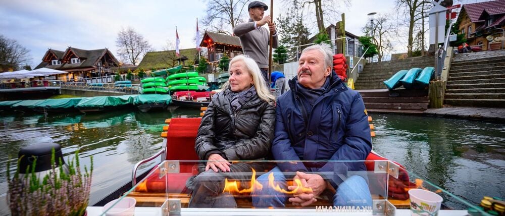 Sabine und Jürgen aus Sachsen unternehmen eine Kaminkahnfahrt im Spreewald mit dem Kahnfährmann Sebastian. 