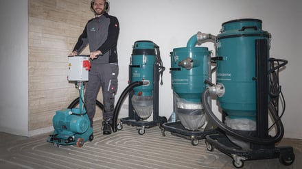 Mit Spezialmaschinen aus den Niederlanden fräst Nordwærme Heizkanäle direkt in den Bestandsboden - wer einen geeigneten Estrichboden hat, kommt so schnell, sauber und günstig zur Fußbodenheizung. // Weiterer Text über ots und www.presseportal.de/nr/181190 / Die Verwendung dieses Bildes für redaktionelle Zwecke ist unter Beachtung aller mitgeteilten Nutzungsbedingungen zulässig und dann auch honorarfrei. Veröffentlichung ausschließlich mit Bildrechte-Hinweis.