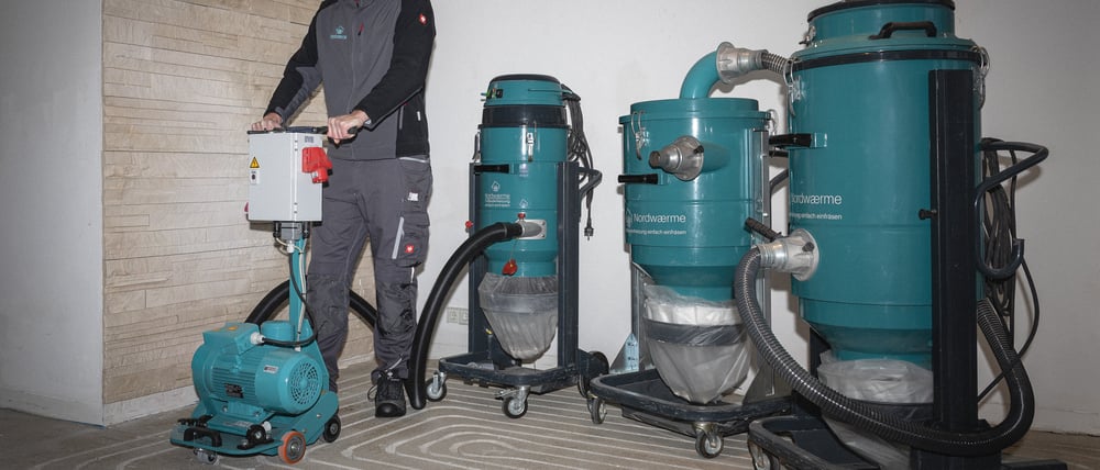 Mit Spezialmaschinen aus den Niederlanden fräst Nordwærme Heizkanäle direkt in den Bestandsboden - wer einen geeigneten Estrichboden hat, kommt so schnell, sauber und günstig zur Fußbodenheizung. // Weiterer Text über ots und www.presseportal.de/nr/181190 / Die Verwendung dieses Bildes für redaktionelle Zwecke ist unter Beachtung aller mitgeteilten Nutzungsbedingungen zulässig und dann auch honorarfrei. Veröffentlichung ausschließlich mit Bildrechte-Hinweis.