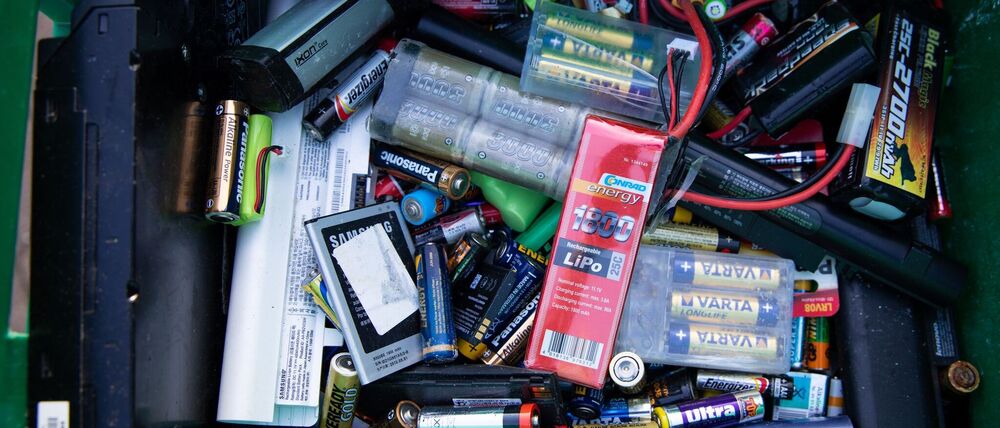 Alte Batterien müssen fachgerecht entsorgt werden.