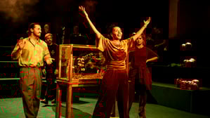 Die Gewinnerin. Unternehmerin Lolo Lopachin (Tina Ajala) ersteigert den Garten. Onkel Gerald (Markus Schott) darf dazu klatschen. 