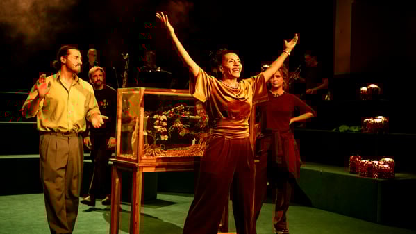 Die Gewinnerin. Unternehmerin Lolo Lopachin (Tina Ajala) ersteigert den Garten. Onkel Gerald (Markus Schott) darf dazu klatschen. 