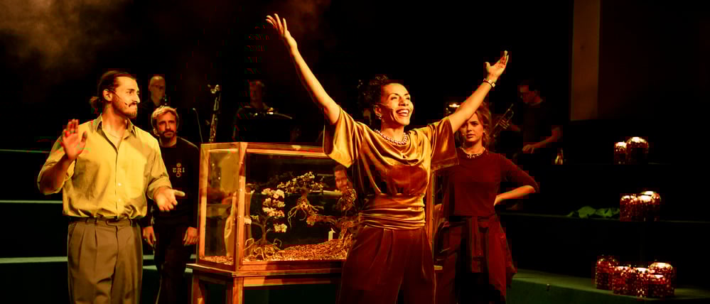 Die Gewinnerin. Unternehmerin Lolo Lopachin (Tina Ajala) ersteigert den Garten. Onkel Gerald (Markus Schott) darf dazu klatschen.