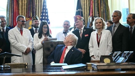 US-Präsident Donald Trump mit Forschern im Weißen Haus.