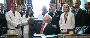 US-Präsident Donald Trump mit Forschern im Weißen Haus.