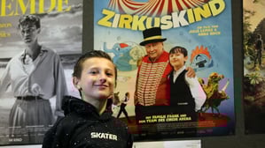 „Zirkuskind“ Santino Frank (Foto) ist mit seinem lustigen Hundetrio „Chaplin, Olli und Stanley“ und seinem jüngeren Bruder Giordano mit dessen Lieblingspony „Piccolo Blitz“ Teil eines großen internationalen Weihnachtsprogramms mit Artisten aus Ungarn, Rumänien, Tschechien, Österreich, Italien und Deutschland.