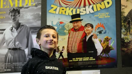 „Zirkuskind“ Santino Frank (Foto) ist mit seinem lustigen Hundetrio „Chaplin, Olli und Stanley“ und seinem jüngeren Bruder Giordano mit dessen Lieblingspony „Piccolo Blitz“ Teil eines großen internationalen Weihnachtsprogramms mit Artisten aus Ungarn, Rumänien, Tschechien, Österreich, Italien und Deutschland.