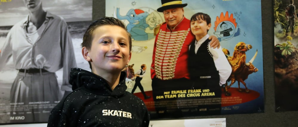 „Zirkuskind“ Santino Frank (Foto) ist mit seinem lustigen Hundetrio „Chaplin, Olli und Stanley“ und seinem jüngeren Bruder Giordano mit dessen Lieblingspony „Piccolo Blitz“ Teil eines großen internationalen Weihnachtsprogramms mit Artisten aus Ungarn, Rumänien, Tschechien, Österreich, Italien und Deutschland.