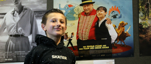 „Zirkuskind“ Santino Frank (Foto) ist mit seinem lustigen Hundetrio „Chaplin, Olli und Stanley“ und seinem jüngeren Bruder Giordano mit dessen Lieblingspony „Piccolo Blitz“ Teil eines großen internationalen Weihnachtsprogramms mit Artisten aus Ungarn, Rumänien, Tschechien, Österreich, Italien und Deutschland.