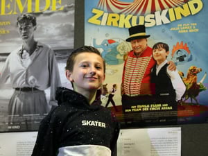 „Zirkuskind“ Santino Frank (Foto) ist mit seinem lustigen Hundetrio „Chaplin, Olli und Stanley“ und seinem jüngeren Bruder Giordano mit dessen Lieblingspony „Piccolo Blitz“ Teil eines großen internationalen Weihnachtsprogramms mit Artisten aus Ungarn, Rumänien, Tschechien, Österreich, Italien und Deutschland.