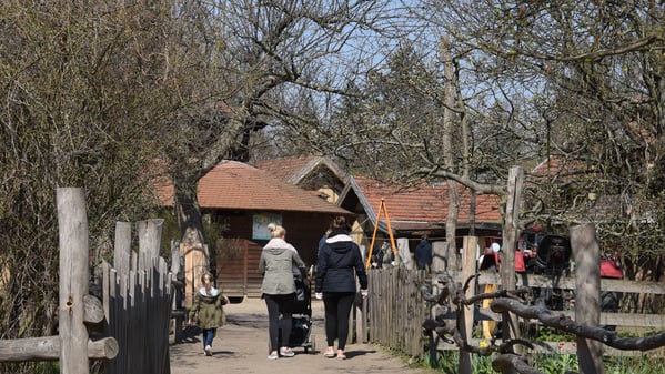 Der Kinderbauernhof Pinke-Panke Am Bürgerpark 15-18 in Berlin-Pankow besitzt Enten, Hühner,  Schafe, zwei Esel und Wollschweine, aufgenommen am 2. April 2019.

Foto: Kitty Kleist-Heinrich