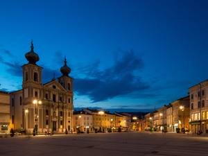 Reisetipp: Die Kulturstadt Goriza setzt auf Kunst und Licht. Abendstimmung im Friaul. // Weiterer Text über ots und www.presseportal.de/nr/181685 / Die Verwendung dieses Bildes für redaktionelle Zwecke ist unter Beachtung aller mitgeteilten Nutzungsbedingungen zulässig und dann auch honorarfrei. Veröffentlichung ausschließlich mit Bildrechte-Hinweis.