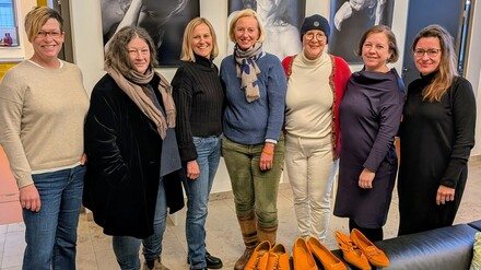 Kerstin Osterrieder (3. v.l.) und Anja-Katharina von der Hagen (4. v. l.) mit Mitarbeiterinnen von Inner Wheel Club und Frauenhaus und Vorständinnen des Autonomen Frauenzentrums.