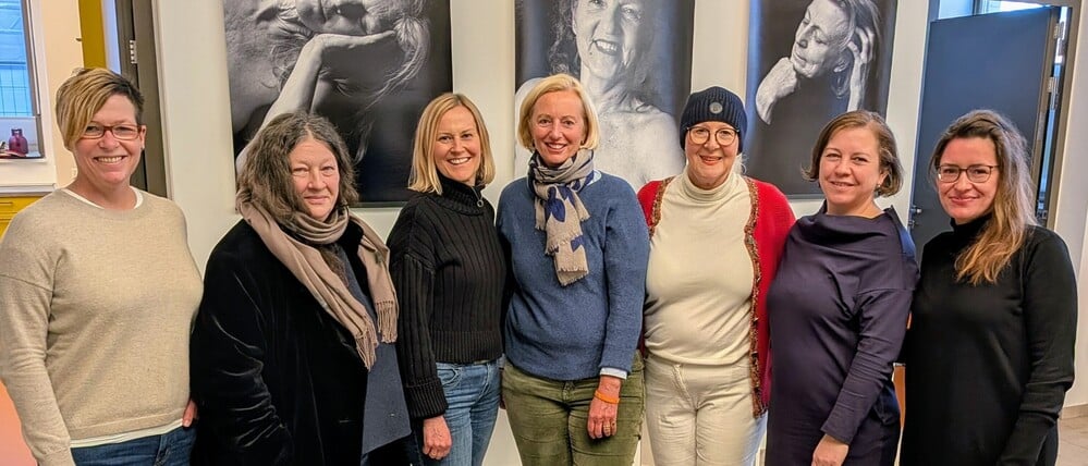 Kerstin Osterrieder (3. v.l.) und Anja-Katharina von der Hagen (4. v. l.) mit Mitarbeiterinnen von Inner Wheel Club und Frauenhaus und Vorständinnen des Autonomen Frauenzentrums.