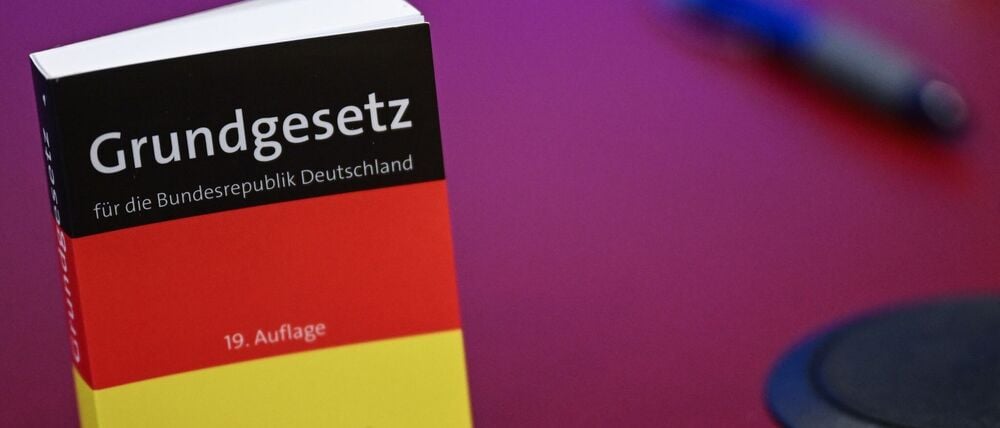 Mit dem Verfassungstreue-Check für Beamte will Brandenburg Extremisten aus dem Staatsdienst fernhalten. Es wird geprüft, ob die Kandidaten mit Bestrebungen gegen die freiheitlich-demokratische Grundordnung aufgefallen sind. (Symbolbild)