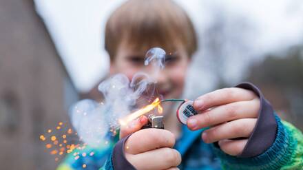 Kind mit Böller (Symboldbild)
