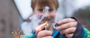 Kind mit Böller (Symboldbild)