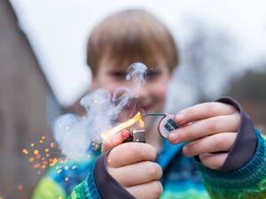 Kind mit Böller (Symboldbild)