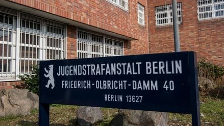 «Jugendstrafanstalt Berlin» steht auf einem Schild vor dem Hauptgebäude der Jugendstrafanstalt in Plötzensee.