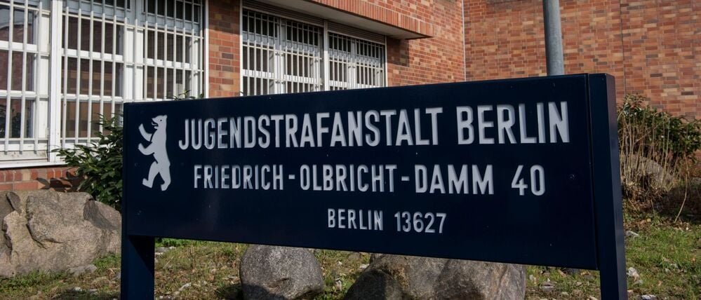 «Jugendstrafanstalt Berlin» steht auf einem Schild vor dem Hauptgebäude der Jugendstrafanstalt in Plötzensee.