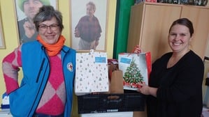 Sozialarbeiterin Silvia Härle (links), Svenia Schulte (rechts) vom Verein „IN VIA“ in der Bahnhofsmission am Ostbahnhof.